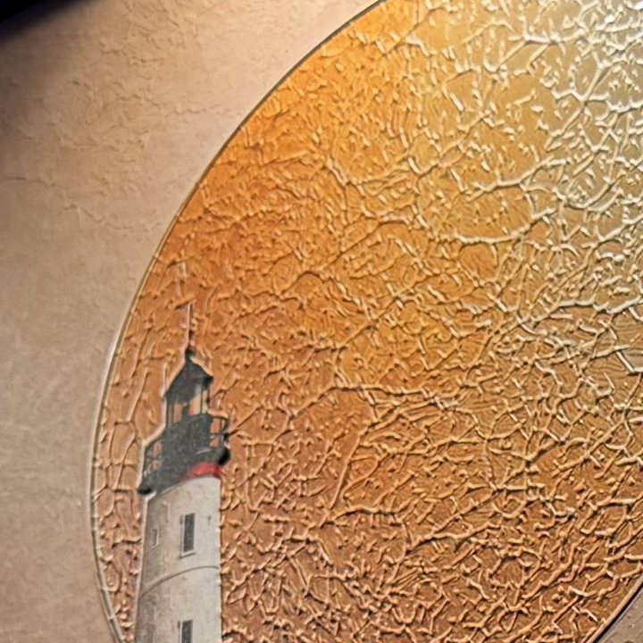 Detalle del relieve: Faro y sol