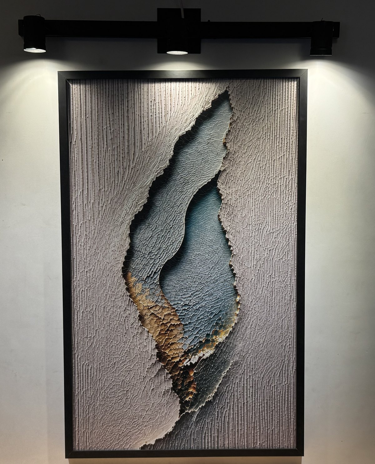Esencia Interior, obra en relieve colgada e iluminada