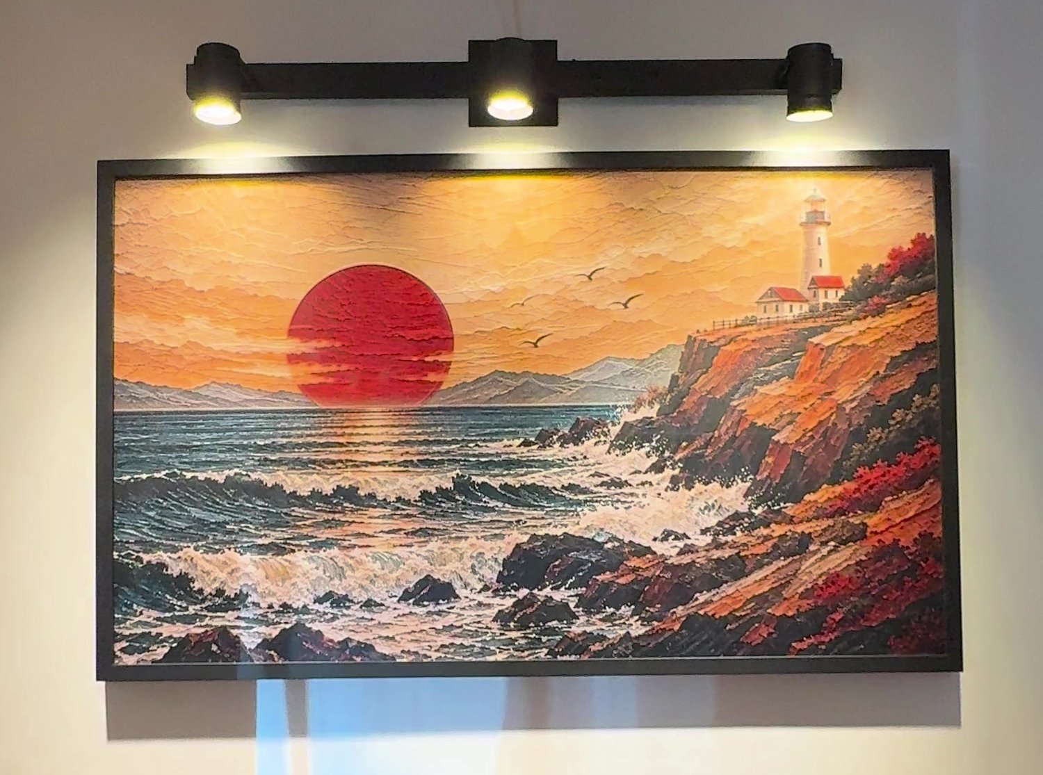 Faro del Alba, obra en relieve colgada e iluminada