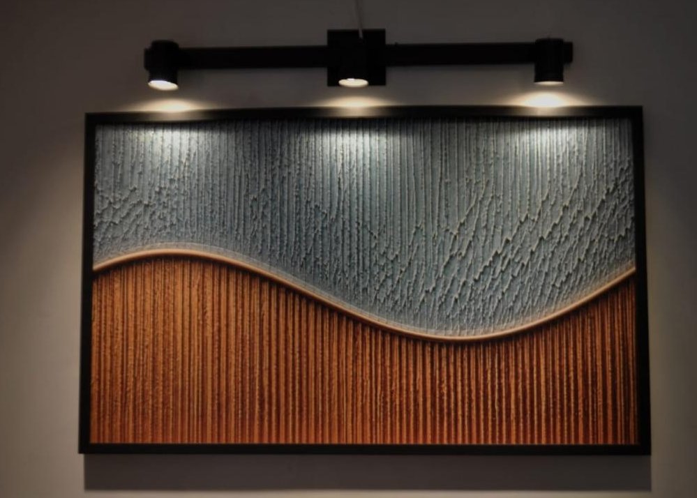 Flujo Vital, obra en relieve colgada e iluminada