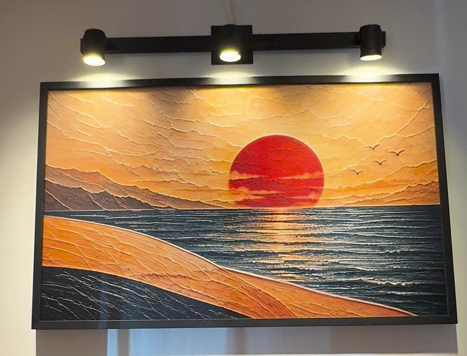 Ocaso Sereno, obra en relieve colgada e iluminada