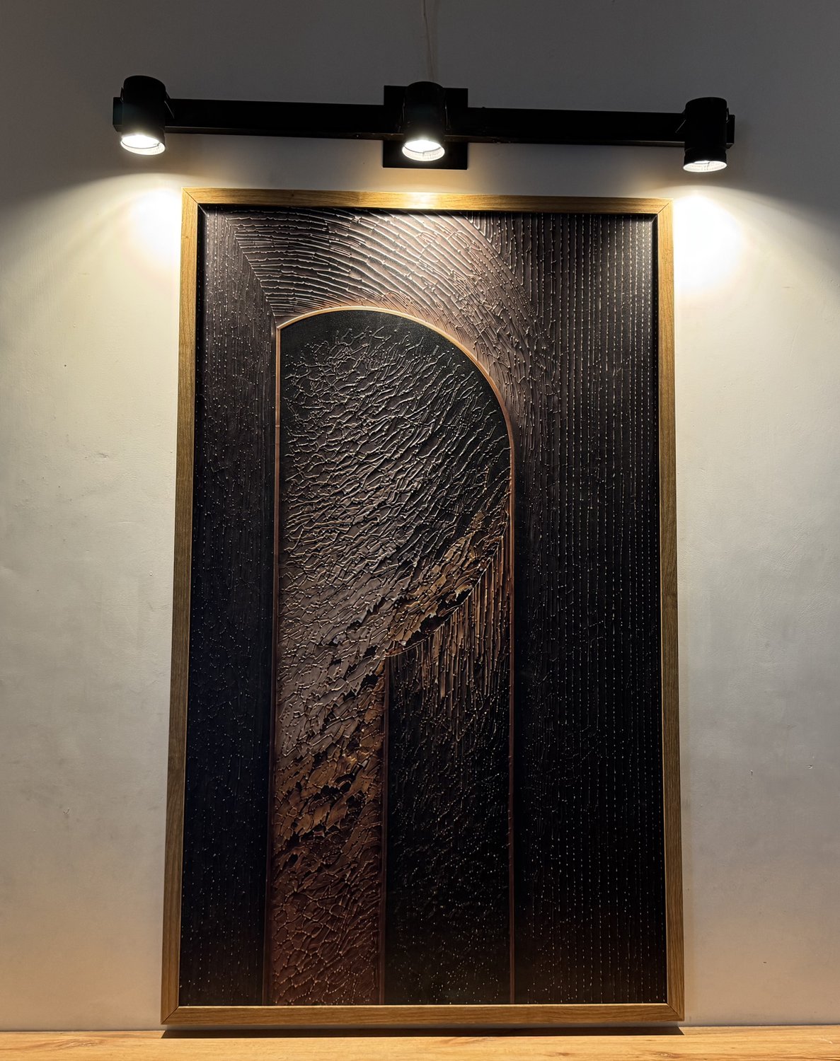 Portal Dorado, obra en relieve colgada e iluminada